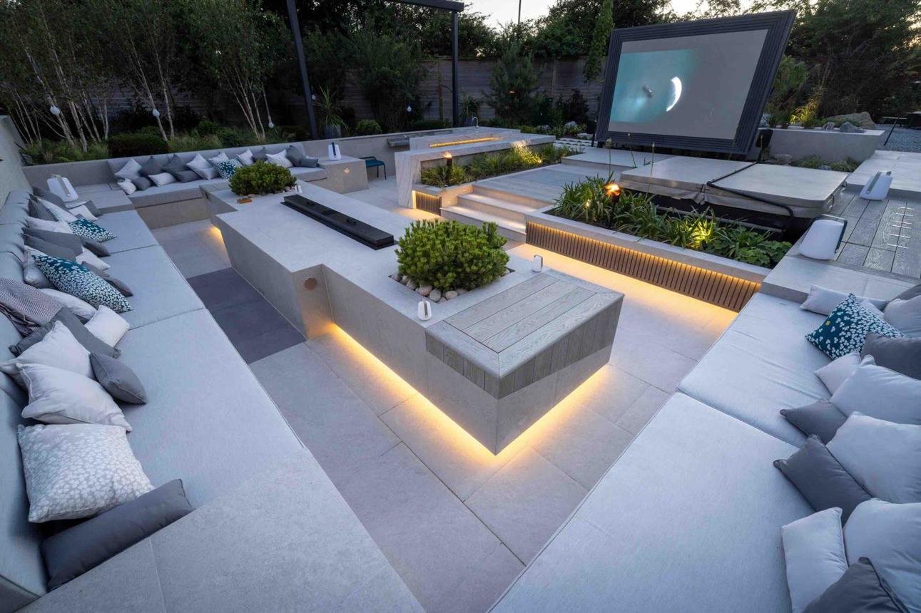 Raised terrace and dining area, Arnold